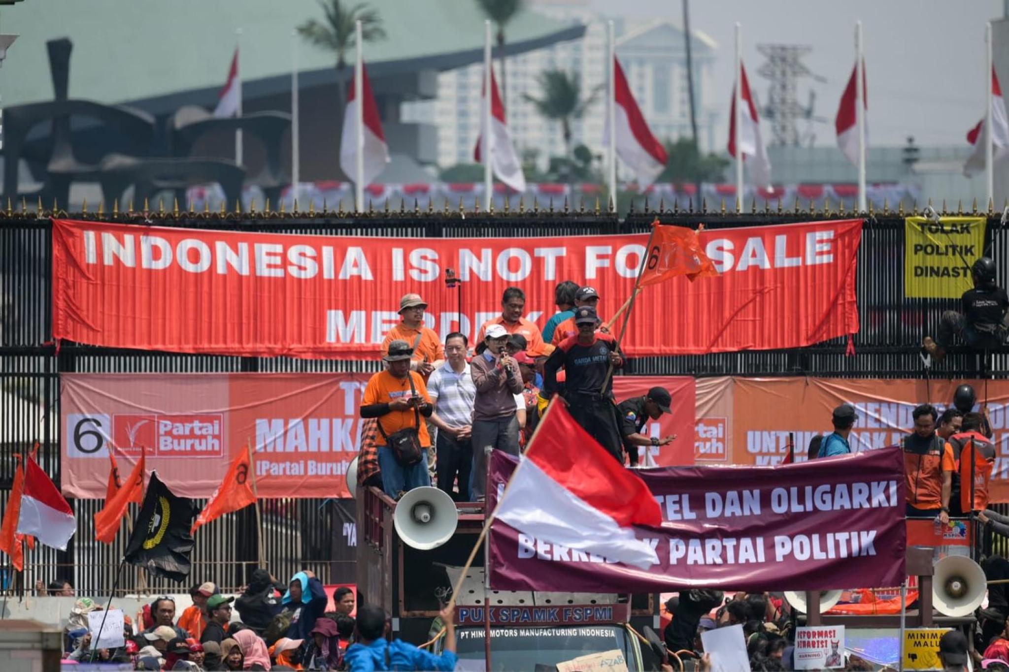 Protesters block access to the parliament building in Jakarta on 22 August to protest a move to reverse the Constitutional Court decision altering eligibility rules for candidates in a key election later this year (Bay Ismoyo/AFP via Getty Images)